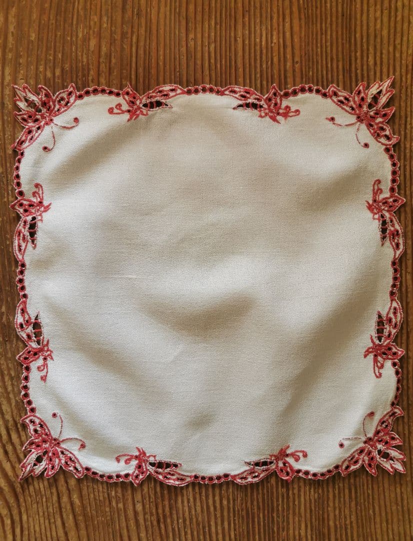 アンティークフランス オープンカットワーク パピヨン∞赤糸刺繍 縮緬風ドイリー