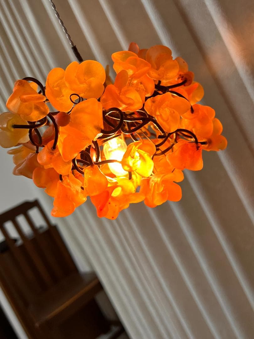 ユダライトランプ イエローとブラウンの花　ミハエルネグリン 点灯します。