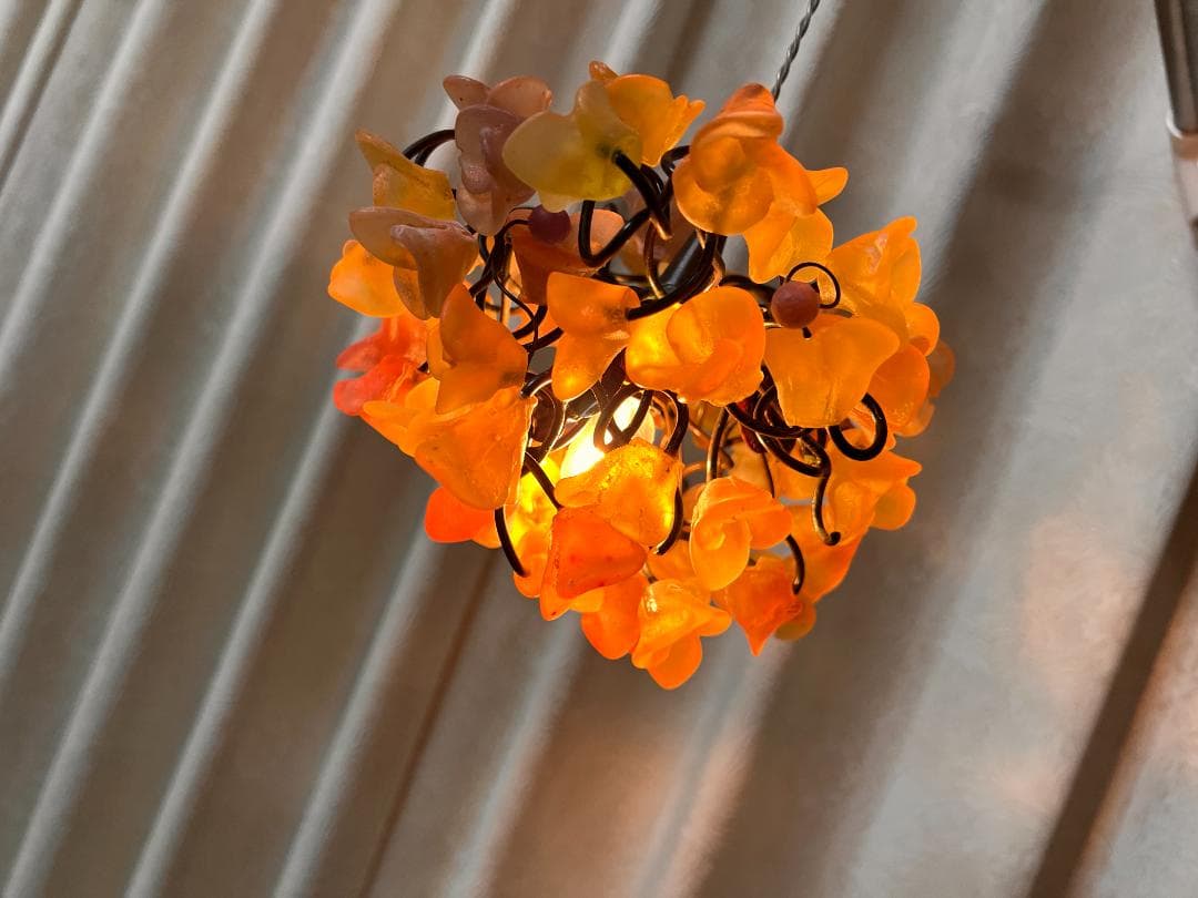 ユダライトランプ イエローとブラウンの花　ミハエルネグリン 点灯します。