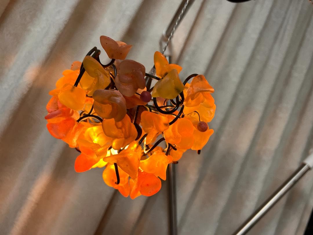 ユダライトランプ イエローとブラウンの花　ミハエルネグリン 点灯します。