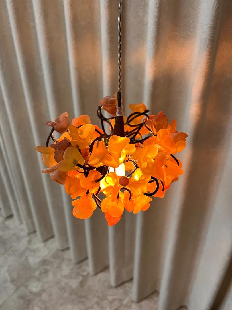 ユダライトランプ イエローとブラウンの花　ミハエルネグリン 点灯します。