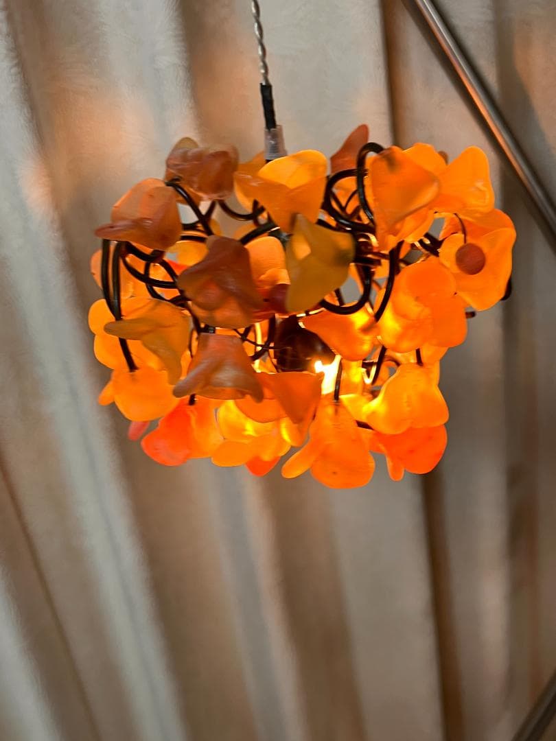 ユダライトランプ イエローとブラウンの花　ミハエルネグリン 点灯します。