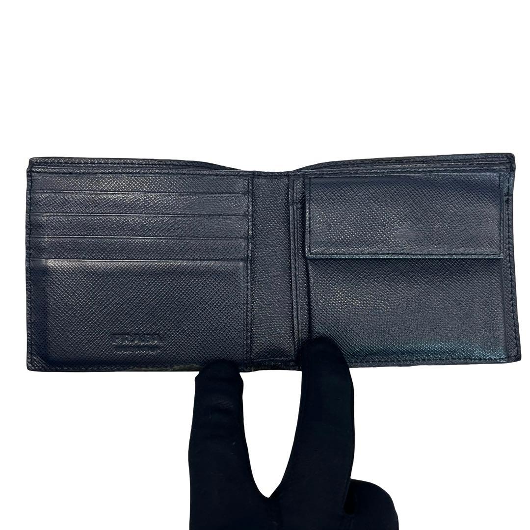 希少✨プラダ 二つ折り財布 サフィアーノレザー ロゴ金具 ネイビー ブルー