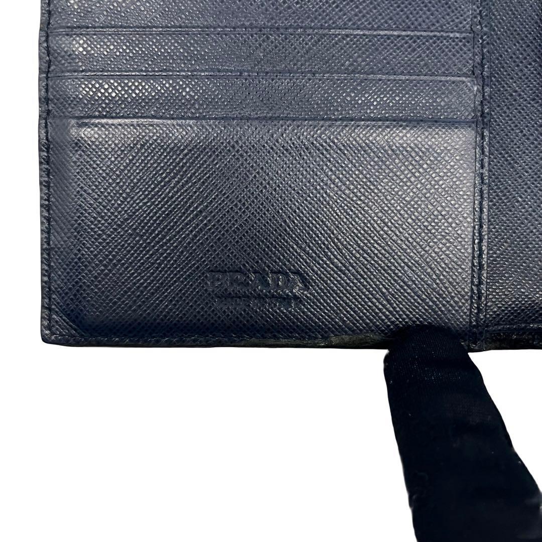 希少✨プラダ 二つ折り財布 サフィアーノレザー ロゴ金具 ネイビー ブルー