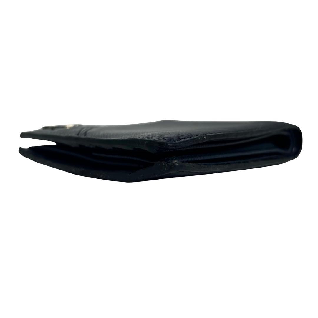 希少✨プラダ 二つ折り財布 サフィアーノレザー ロゴ金具 ネイビー ブルー