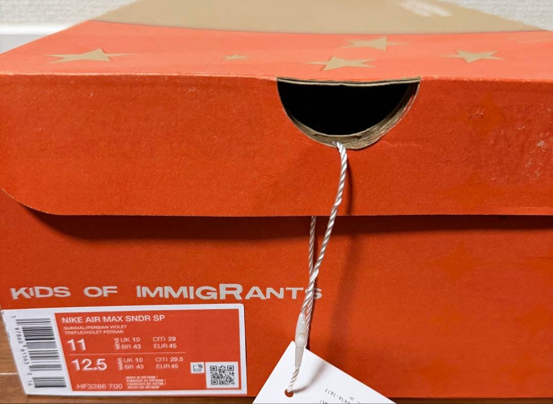 靴 NIKE AIR MAX SNDR SP KIDS OF IMMIGRANTS