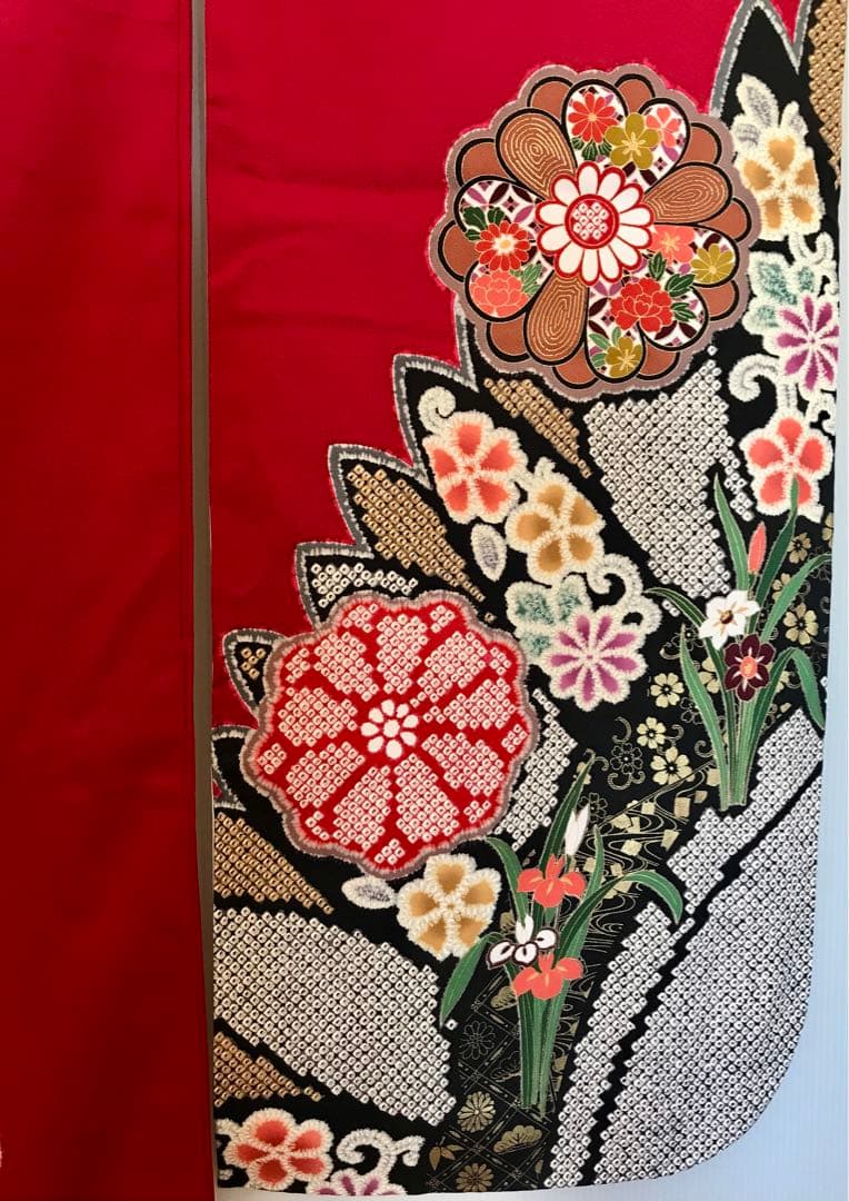 振袖　超美品　正絹　金糸と色刺繍　個性的　絞り柄