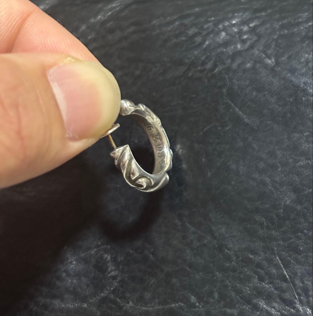 chrome hearts スクロールフープピアス