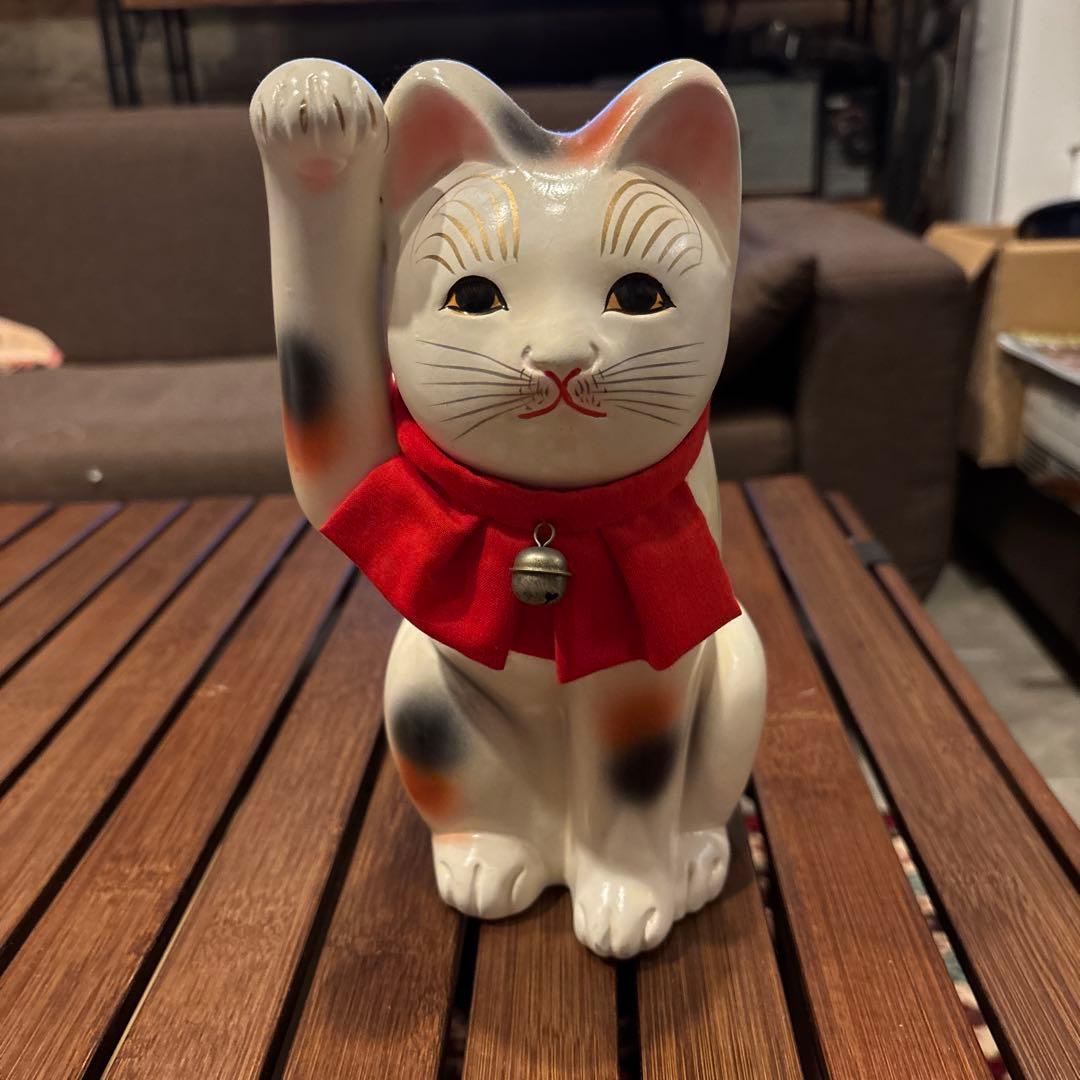 陶器 招き猫 鈴付き 赤いスカーフ