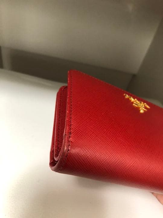 プラダ二つ折り財布（赤色）