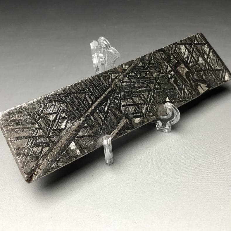 t*i様 隕石　 鉄隕石　アルタイ隕石　ナチュラル原石　重さ約96ｇ　立て付き