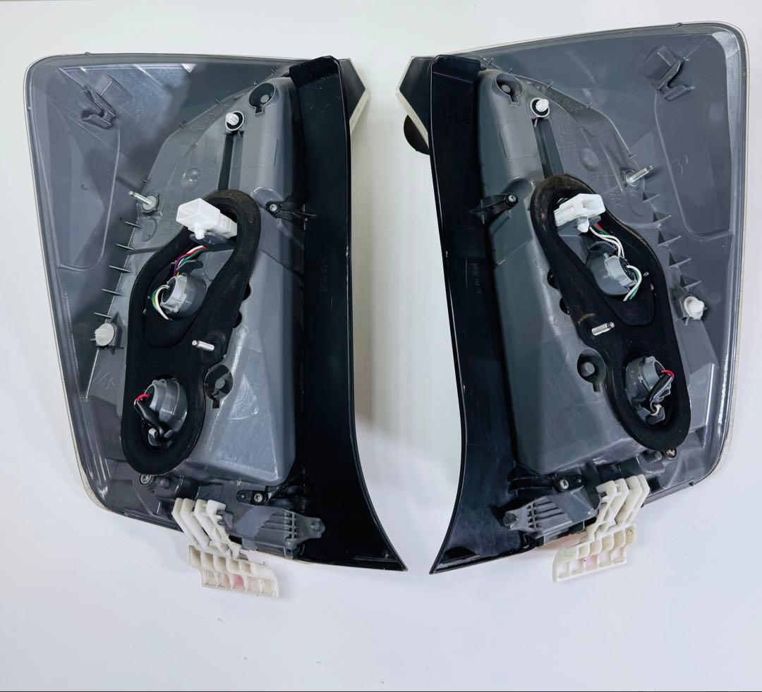 トヨタ プリウス 後期 純正 テールライト左右セットSTANLEY 47-55