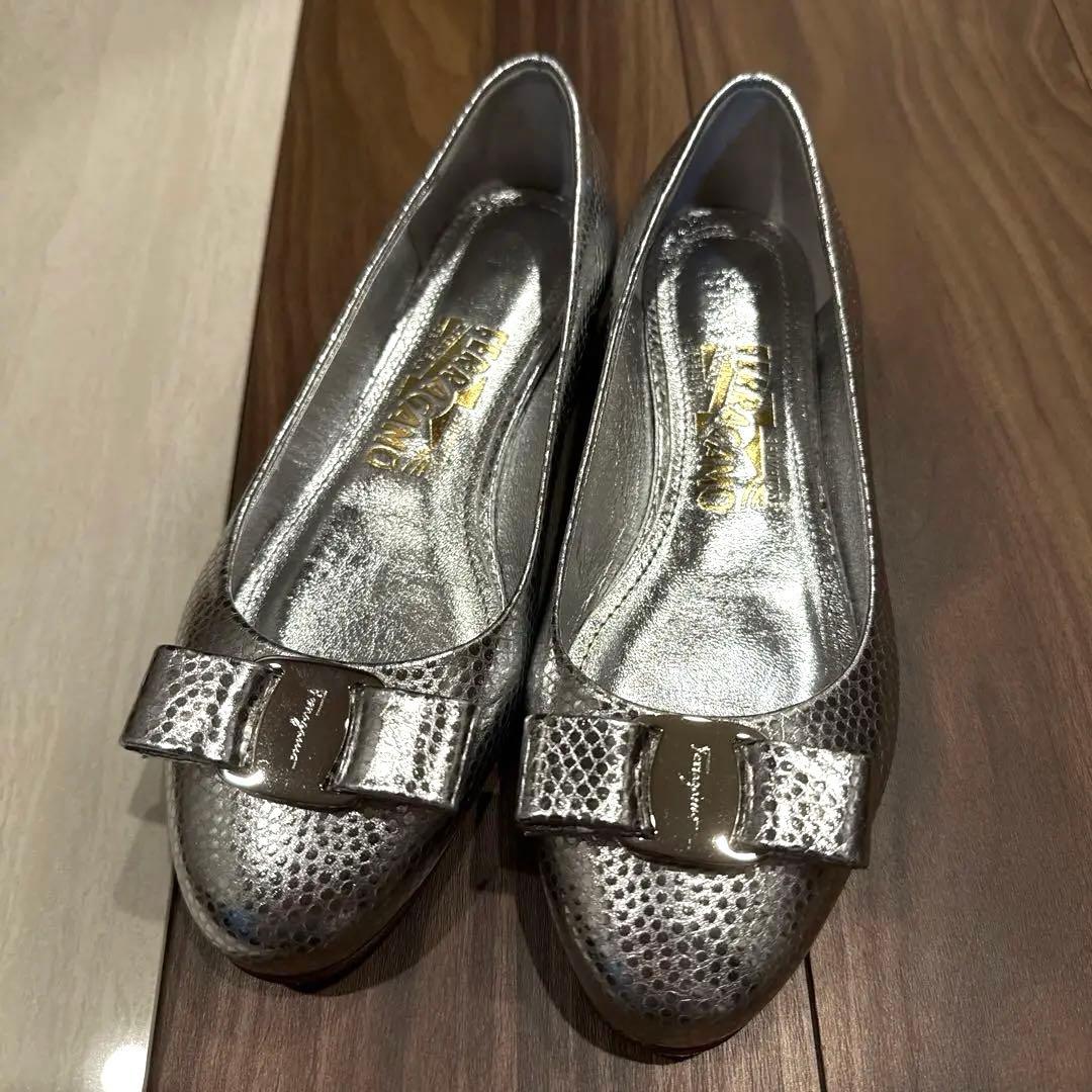 激レア　Ferragamo メタリックシルバー フラットシューズ