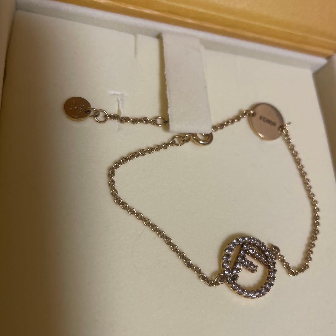 FENDI ロゴ入りゴールドブレスレット
