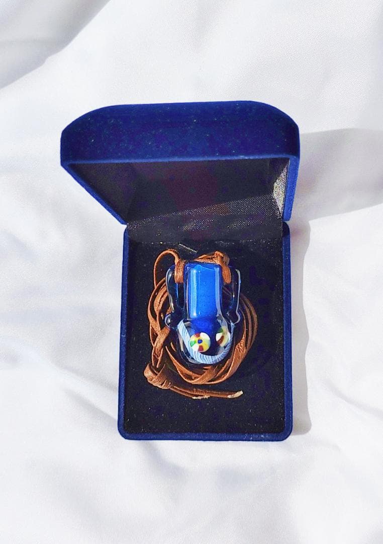 吉田正子トンボ玉（貳拾陸）　「瓶型」皮ひもネックレス　ガラス玉に込めた日本画