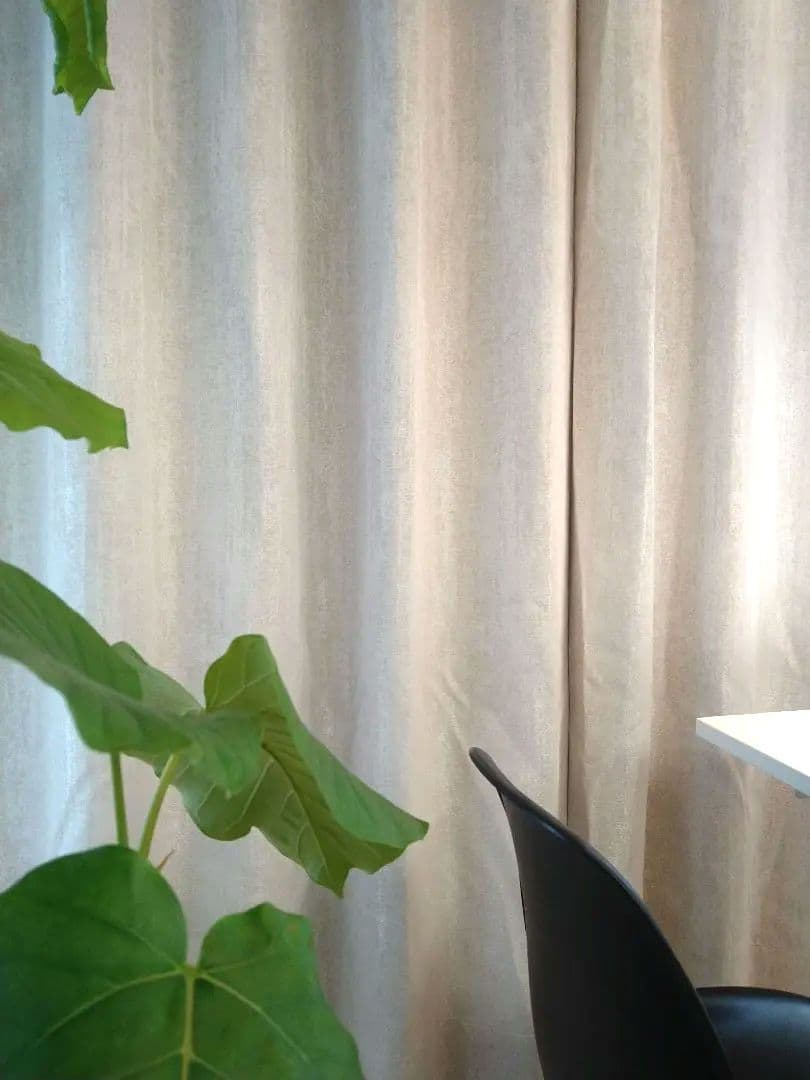 ベージュの遮光　光沢感あふれる高級カーテン