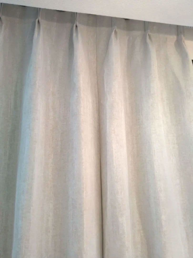 ベージュの遮光　光沢感あふれる高級カーテン