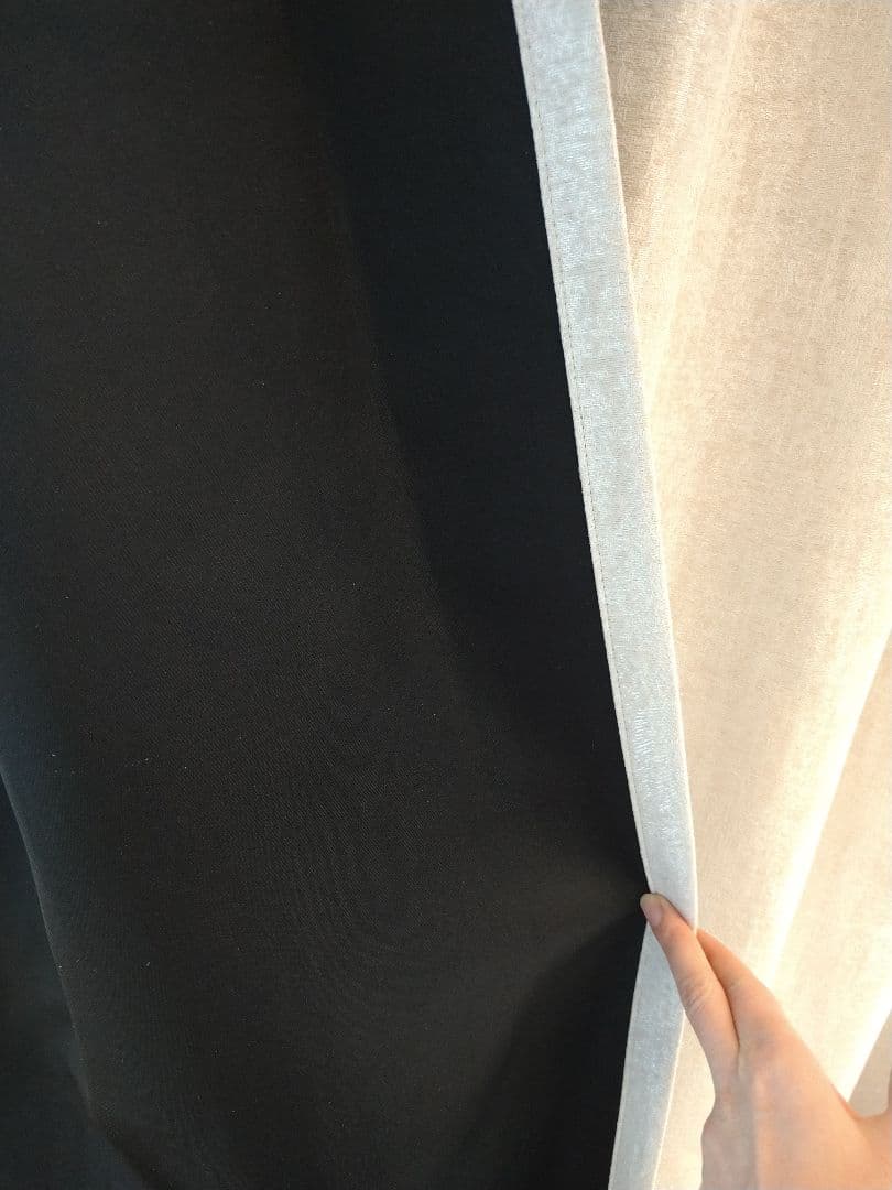 ベージュの遮光　光沢感あふれる高級カーテン