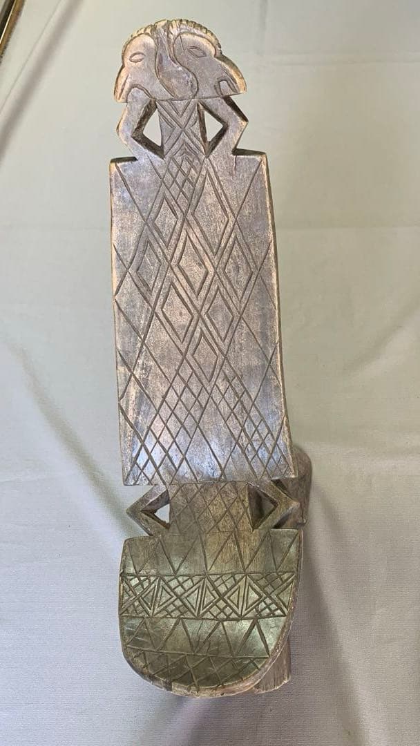 ちょこっと座って楽しい木彫りの椅子民芸品