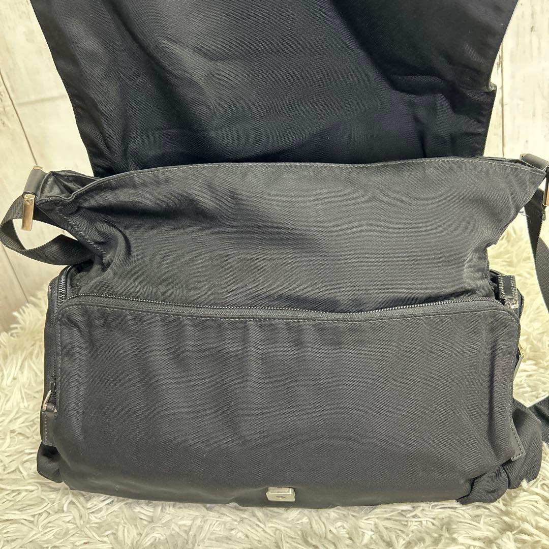 GUCCI ロゴ　ナイロン ショルダーバッグ　メッセンジャーバッグ　ブラック