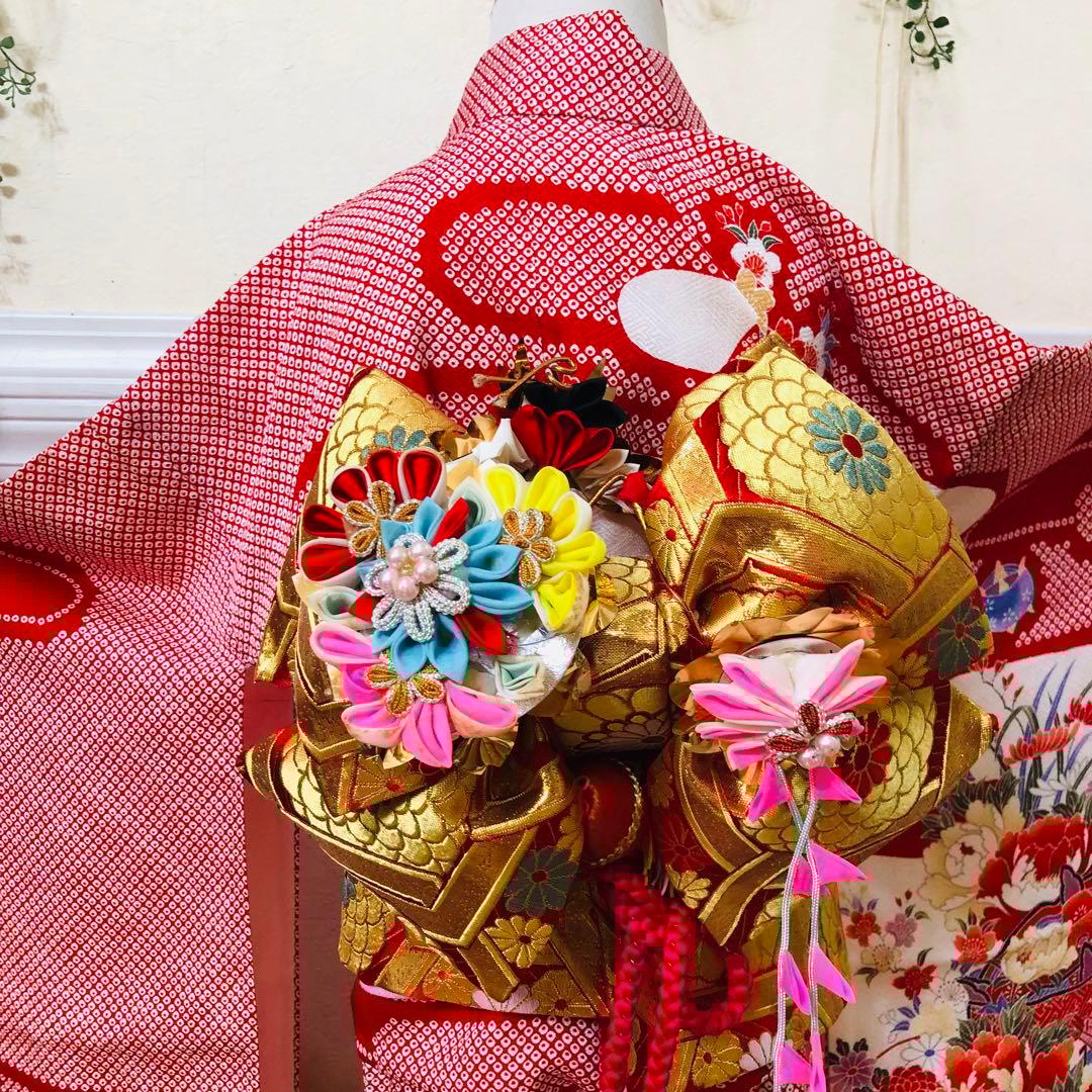 七五三 七歳‼️正絹絞り豪華絢爛‼️手毬花々金彩煌びやか際立つ銘品‼️作り帯楽々人気