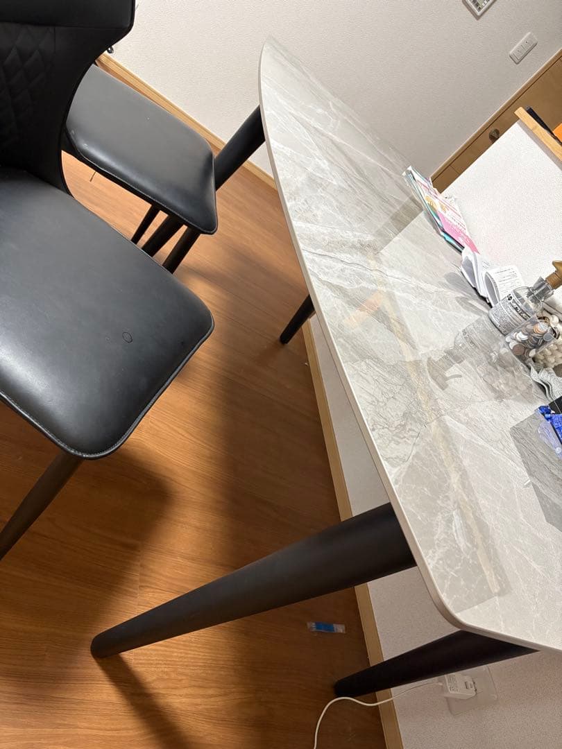 大理石ダイニングテーブルと黒い椅子セット