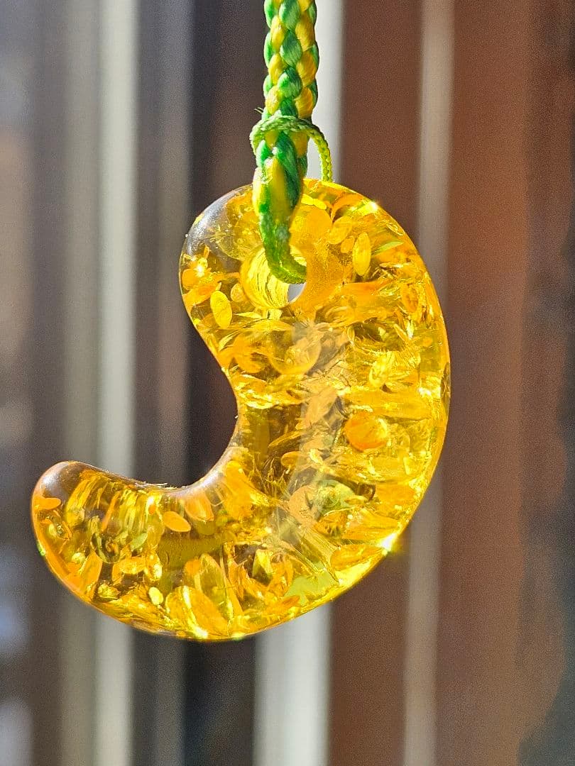 綺麗キラキラ 琥珀勾玉