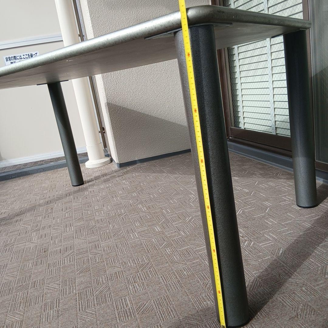 グレーの金属製ダイニングテーブル