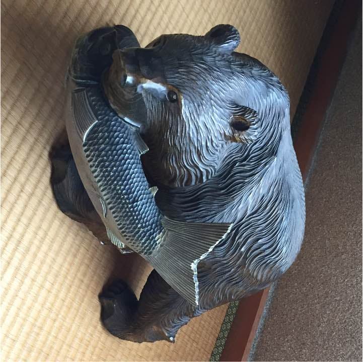 クマの置物 台付き