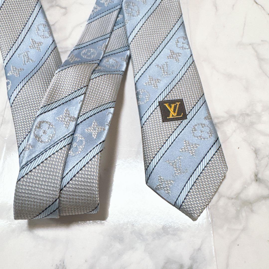 LOUIS VUITTON ライトブルー ネクタイ　モノグラム　レジメンタル