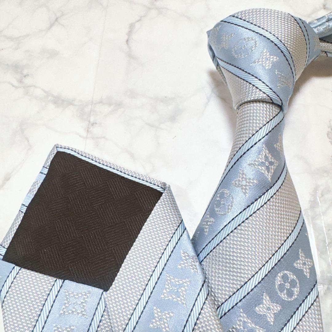 LOUIS VUITTON ライトブルー ネクタイ　モノグラム　レジメンタル