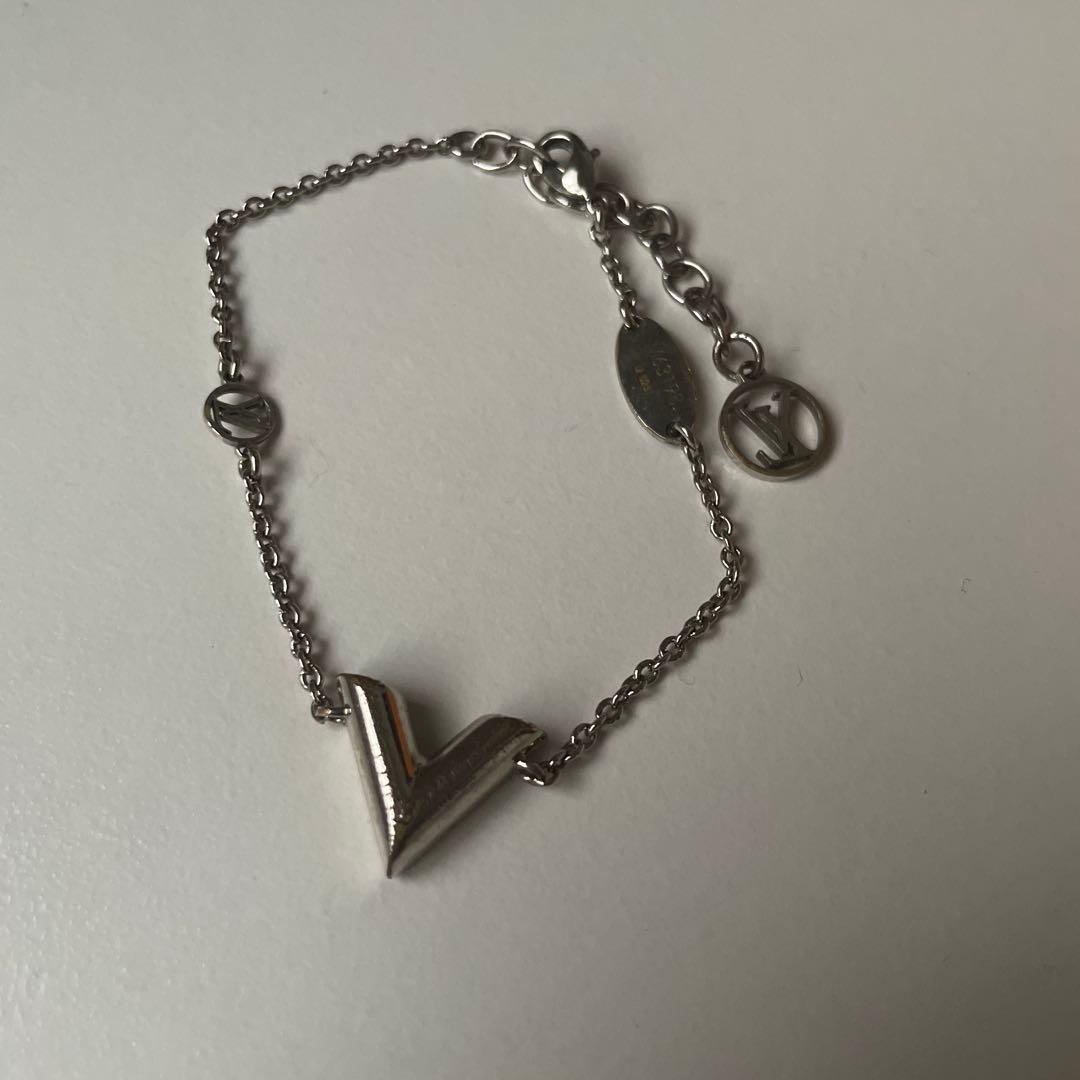 Louis Vuitton シルバー V字ブレスレット
