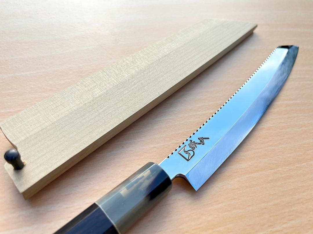 未使用 超鋼スーパー本焼 六寸 ギザ 切付型 黒檀 上下白水牛 鞘付き 城山刃物