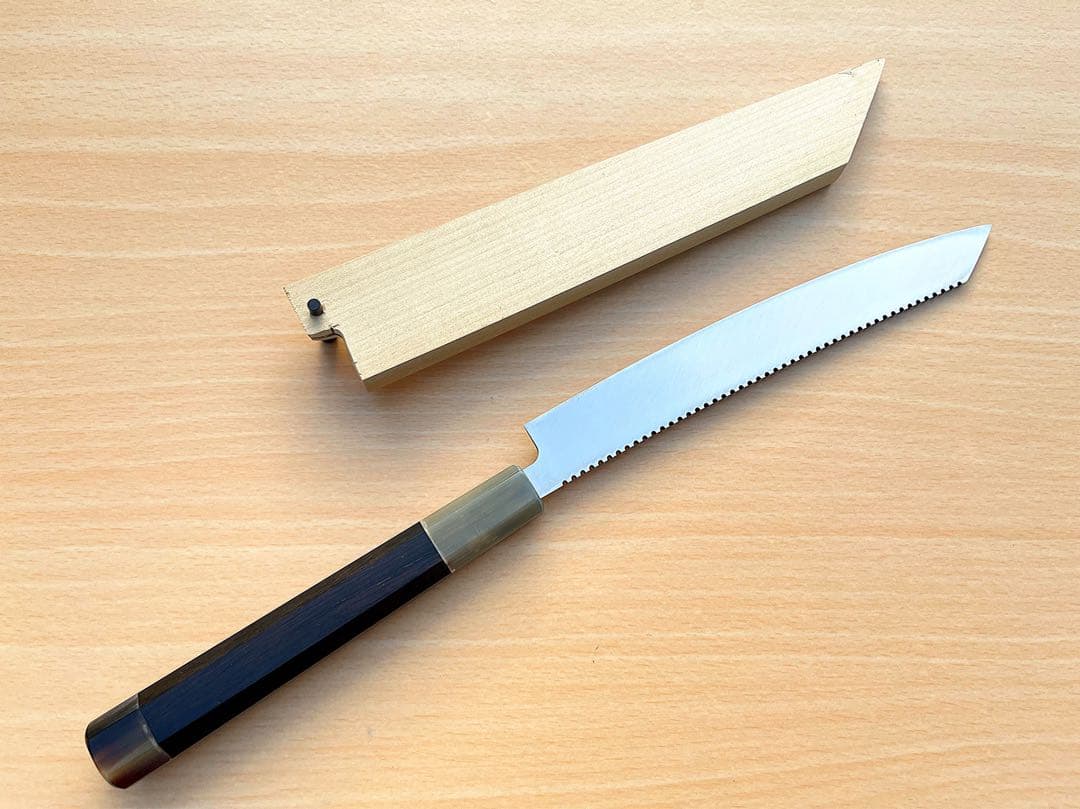 未使用 超鋼スーパー本焼 六寸 ギザ 切付型 黒檀 上下白水牛 鞘付き 城山刃物