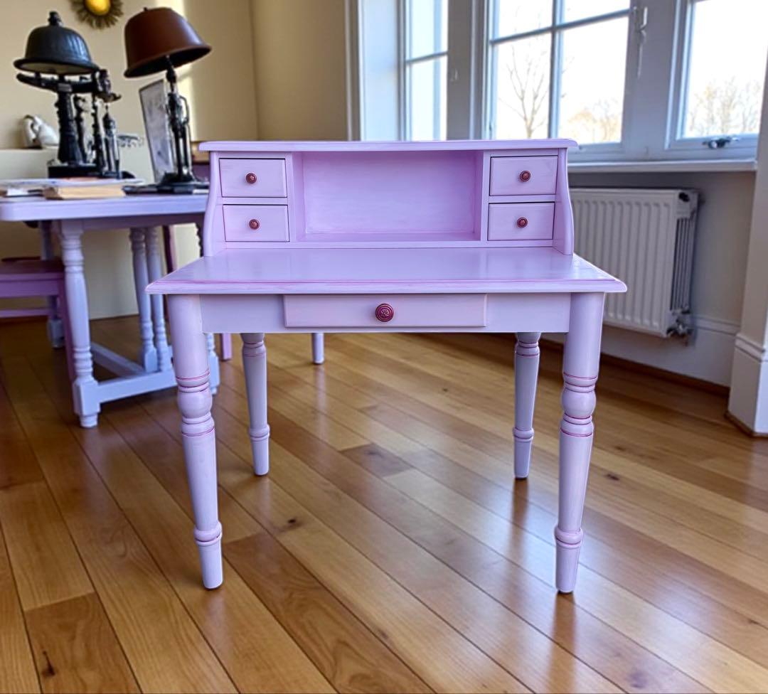 ピンクの木製引き出し付きデスク. 勉強机
