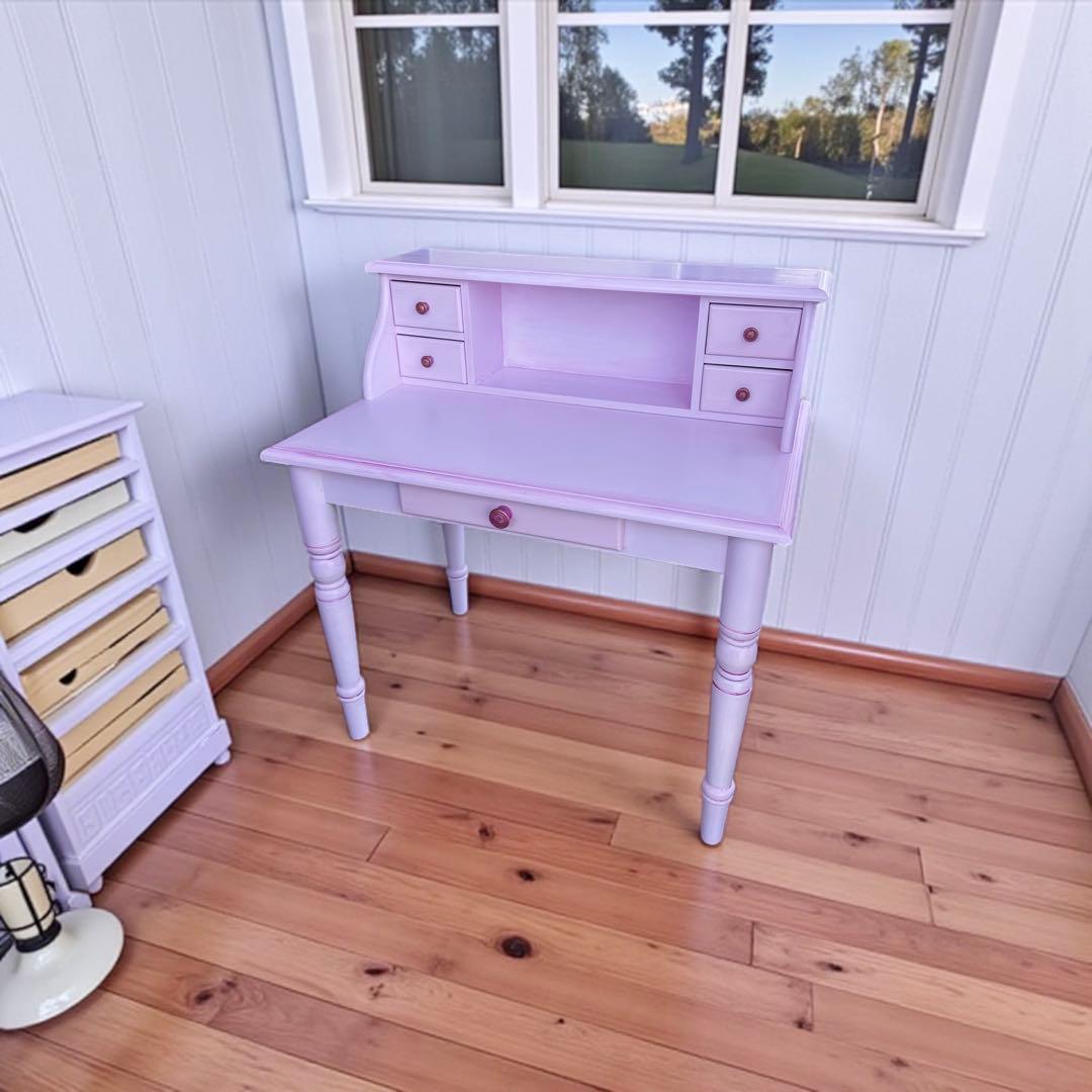 ピンクの木製引き出し付きデスク. 勉強机