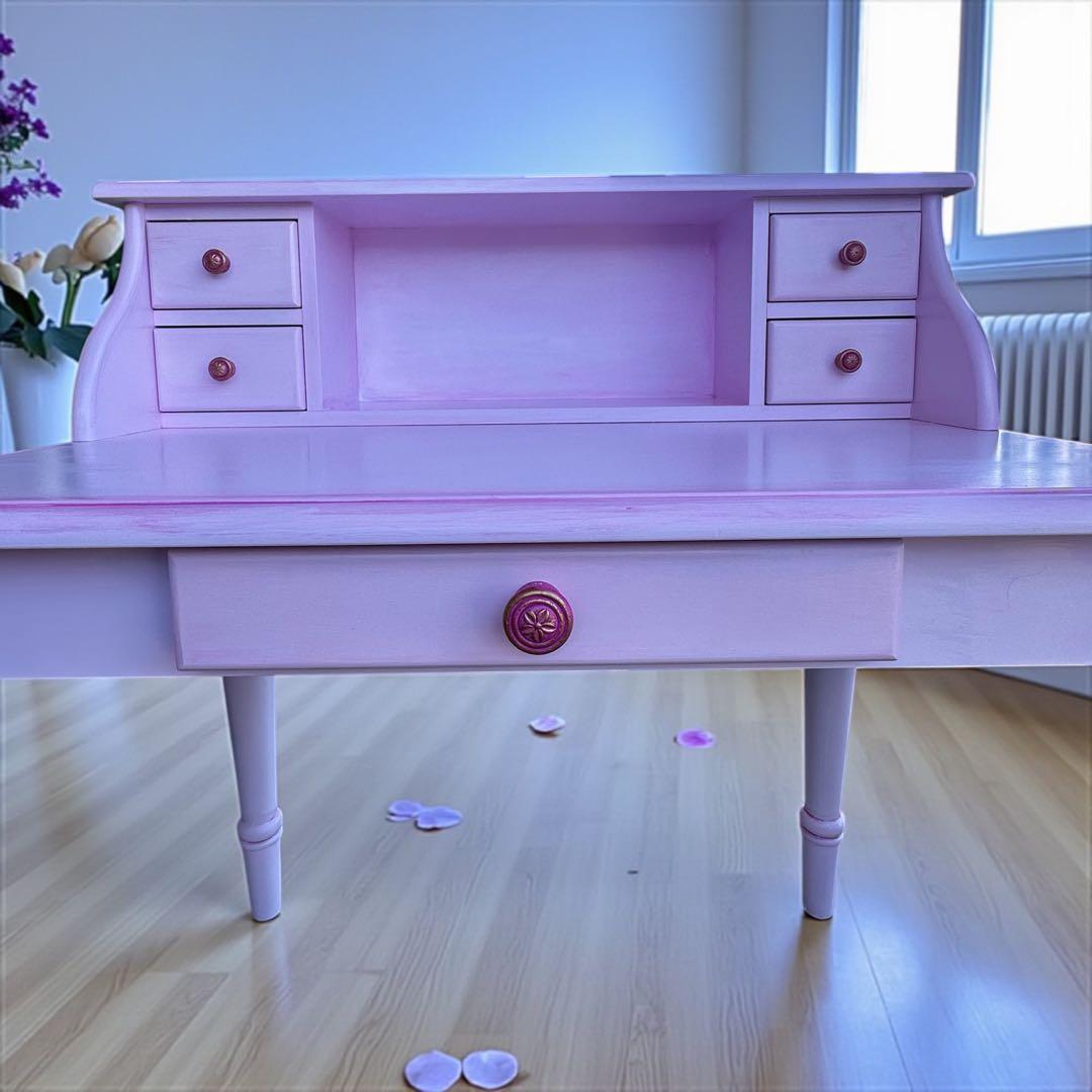 ピンクの木製引き出し付きデスク. 勉強机