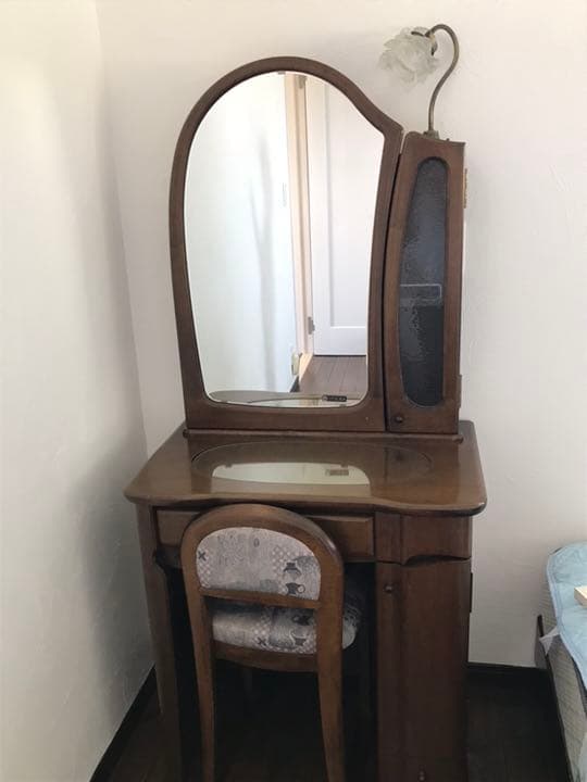 アンティーク調のドレッサーです