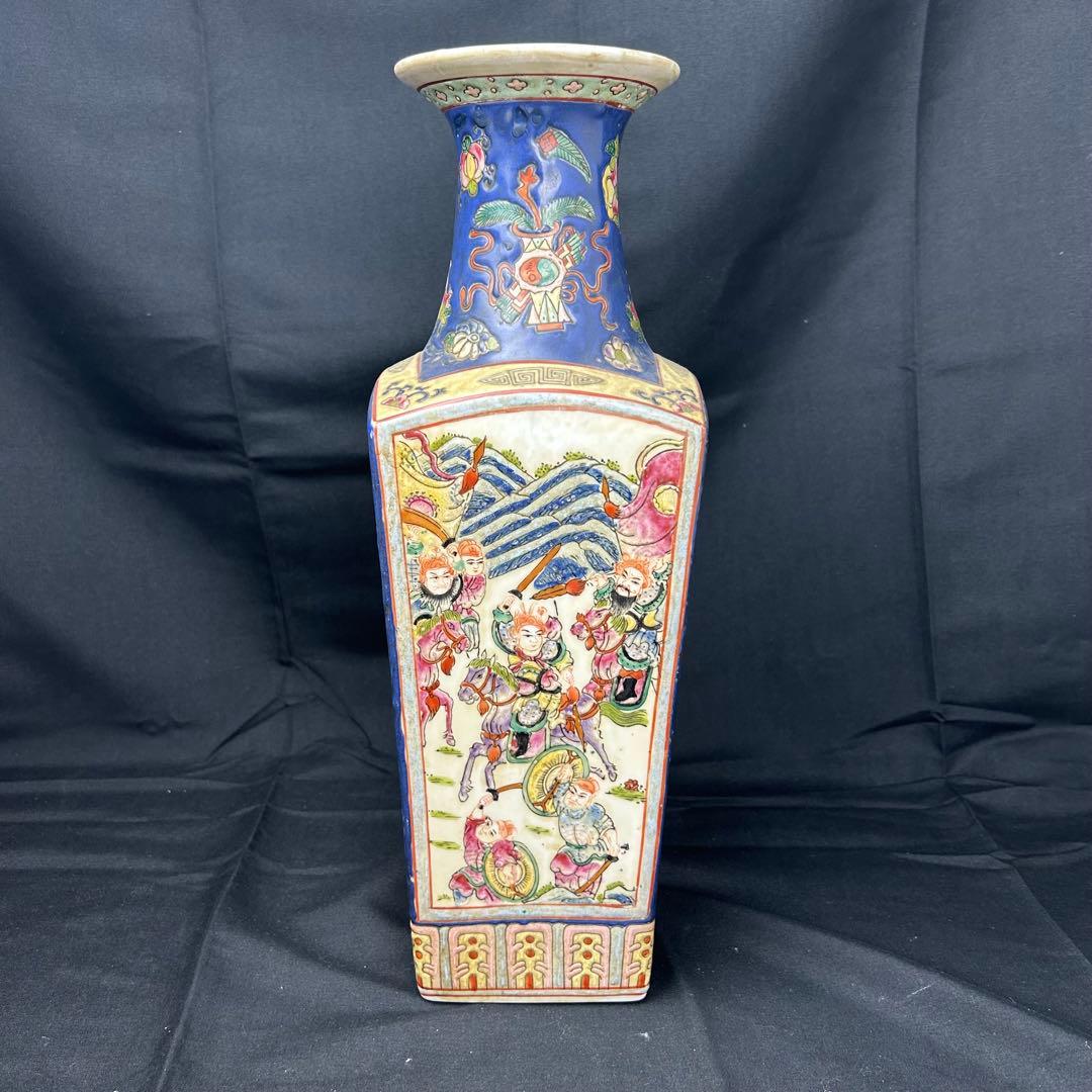 中国古美術　花瓶　多彩な装飾の陶器製花瓶