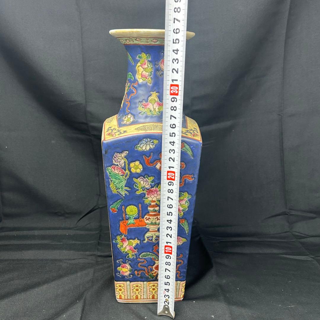 中国古美術　花瓶　多彩な装飾の陶器製花瓶