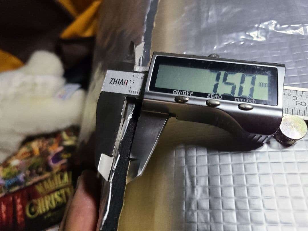 ハイエースリアガラス目隠しパネル防音断熱仕様