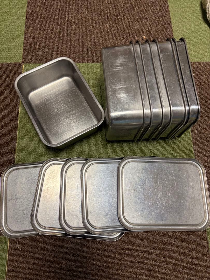 ステンレススチール バット 蓋が5枚　入れ物8枚です。