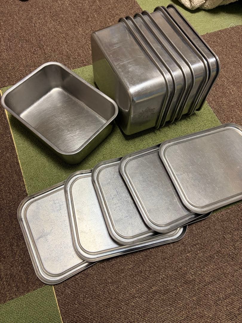 ステンレススチール バット 蓋が5枚　入れ物8枚です。