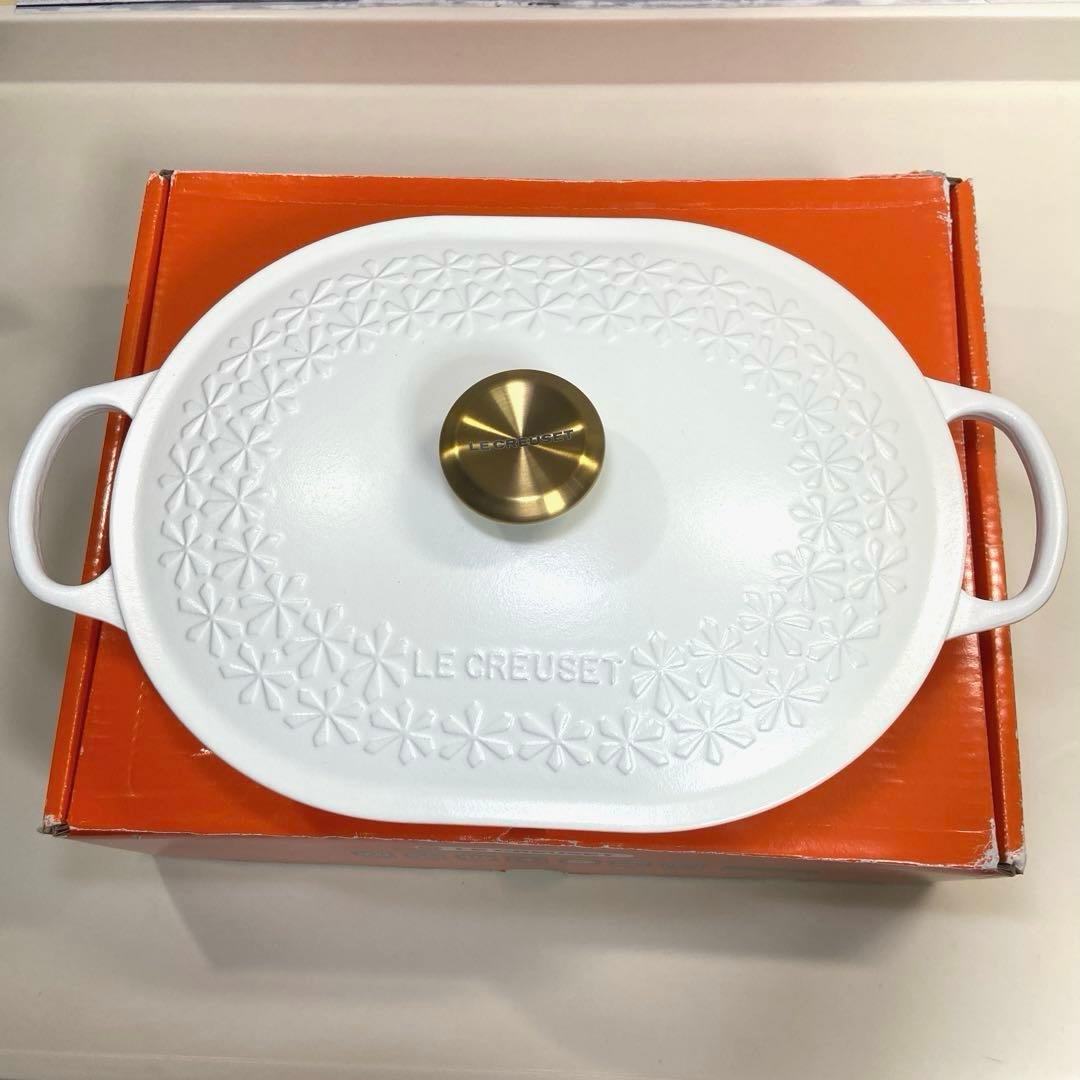 ルクルーゼ オブロング 31cm フルール レリーフ コットン ゴールド ツマミ