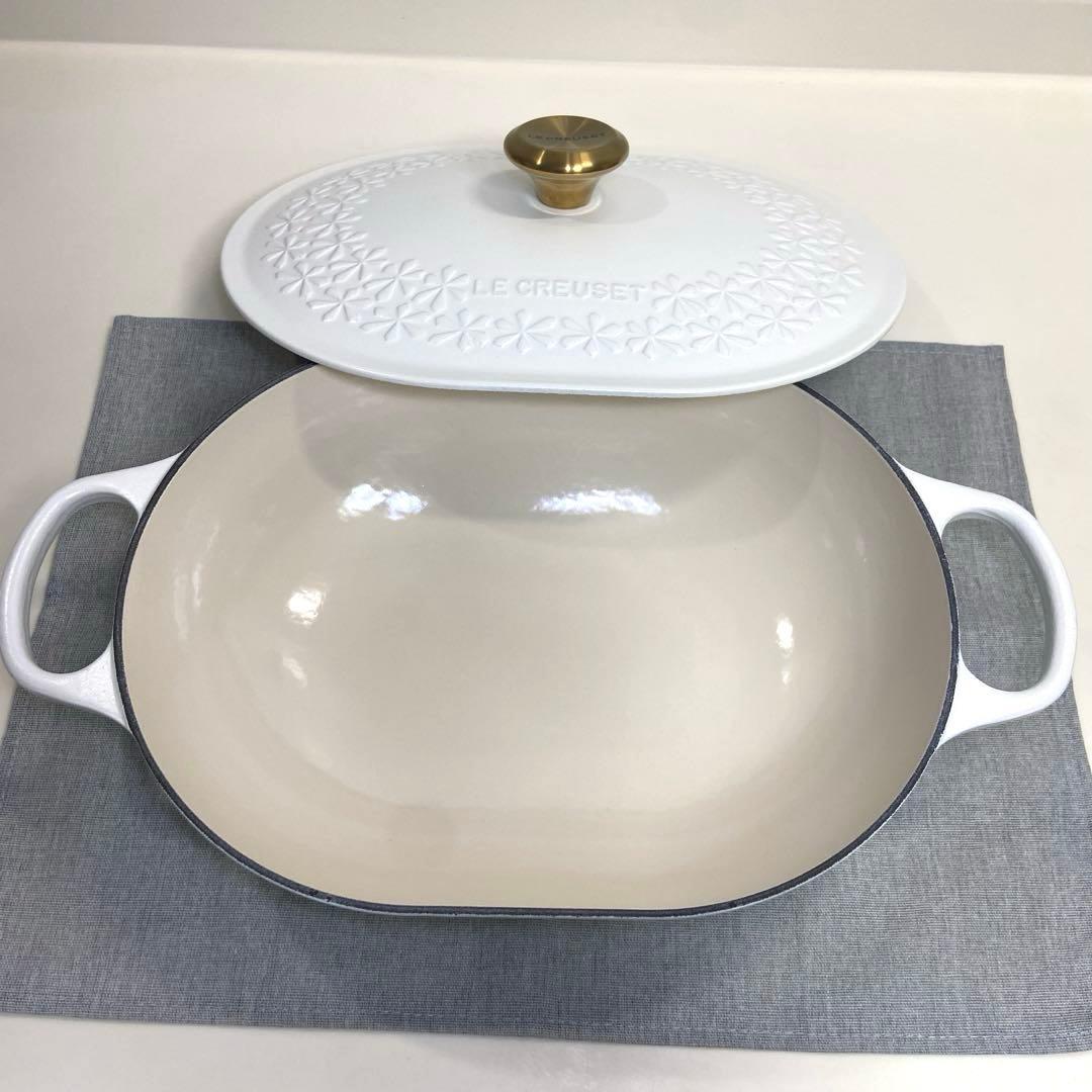 ルクルーゼ オブロング 31cm フルール レリーフ コットン ゴールド ツマミ