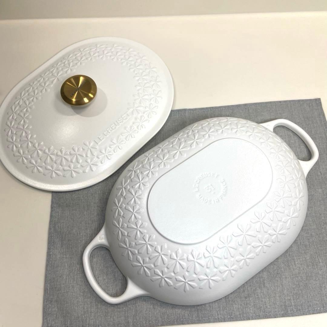 ルクルーゼ オブロング 31cm フルール レリーフ コットン ゴールド ツマミ