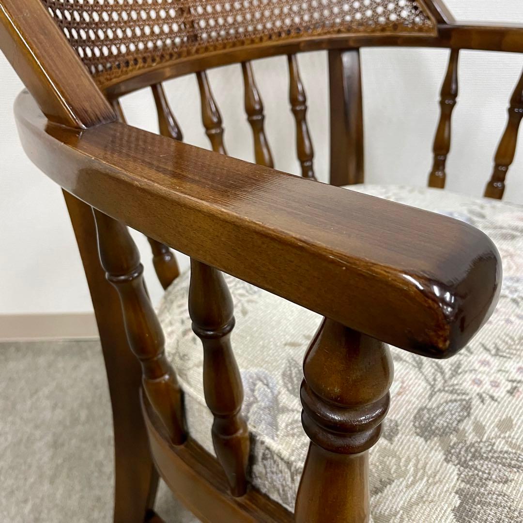 【カリモク】\"コロニアル\"CC3400 肘付食堂椅子