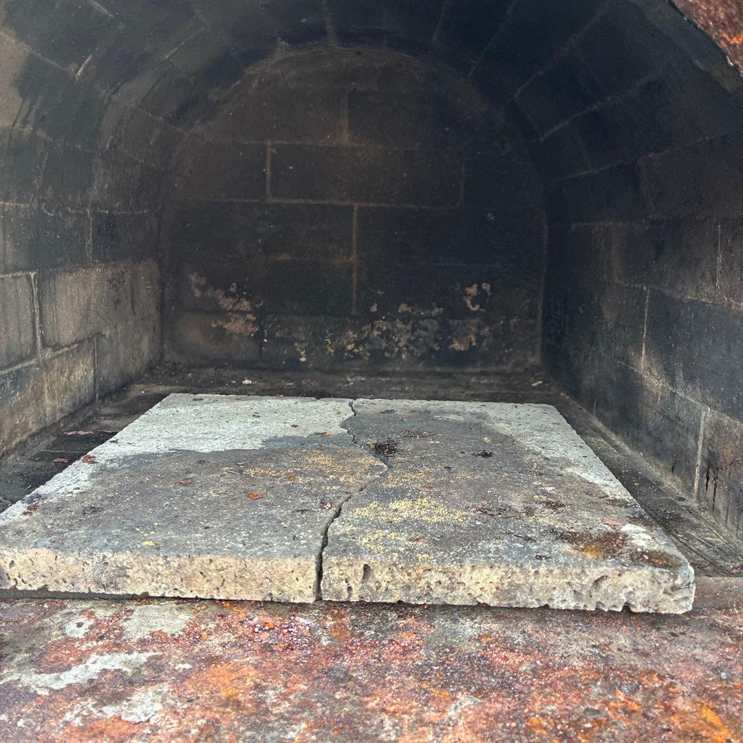 耐火レンガ製の大型ピザ窯