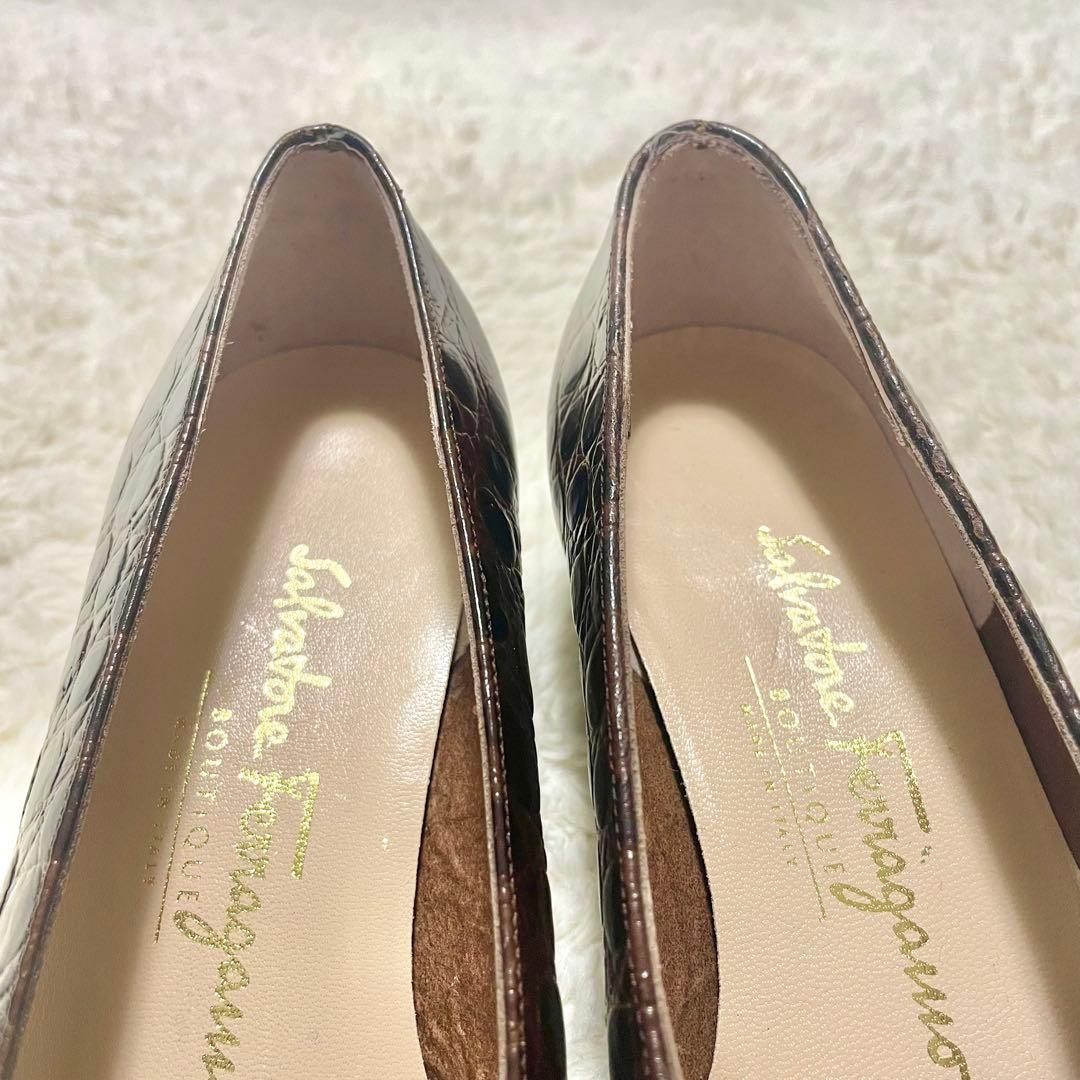 未使用級 サルヴァトーレフェラガモ ヴァラ 型押しレザー パンプス 5.5