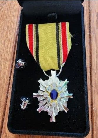 第3級防衛功労章災害派遣等の行動メダルタイタック式、箱は画像のベルベット物